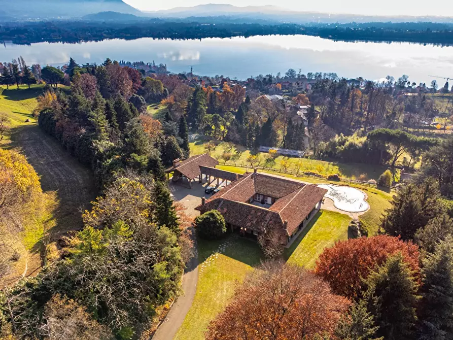 Immagine 1 di Villa in vendita  in VIA PER ERBA a Eupilio