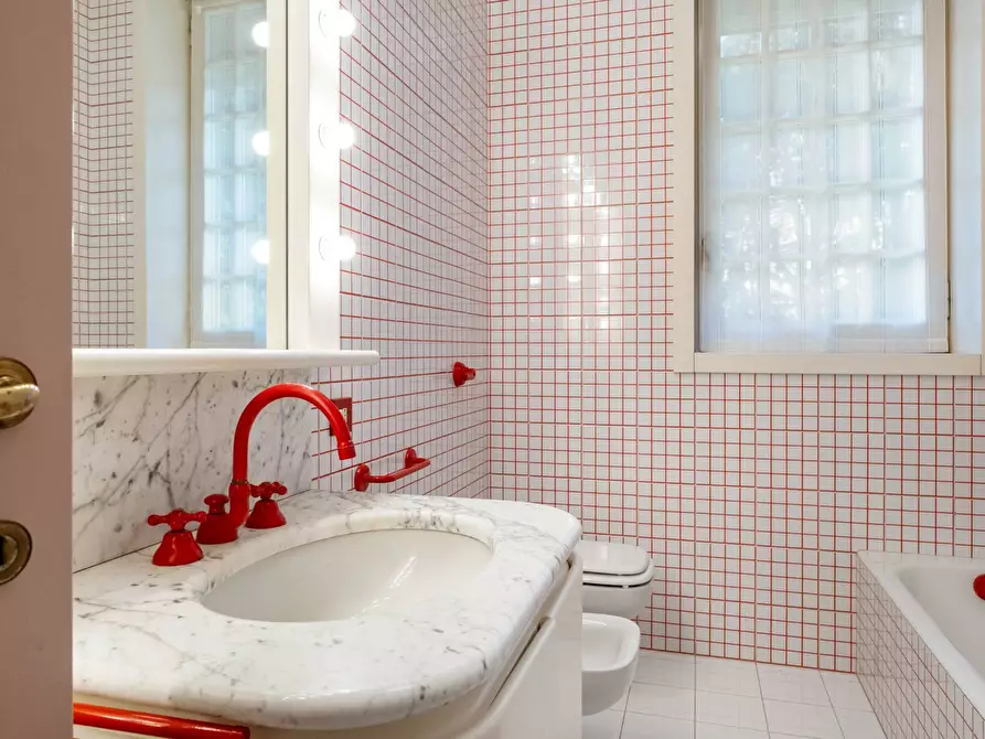 Immagine 30 di Villa in vendita  in VIA PER ERBA a Eupilio