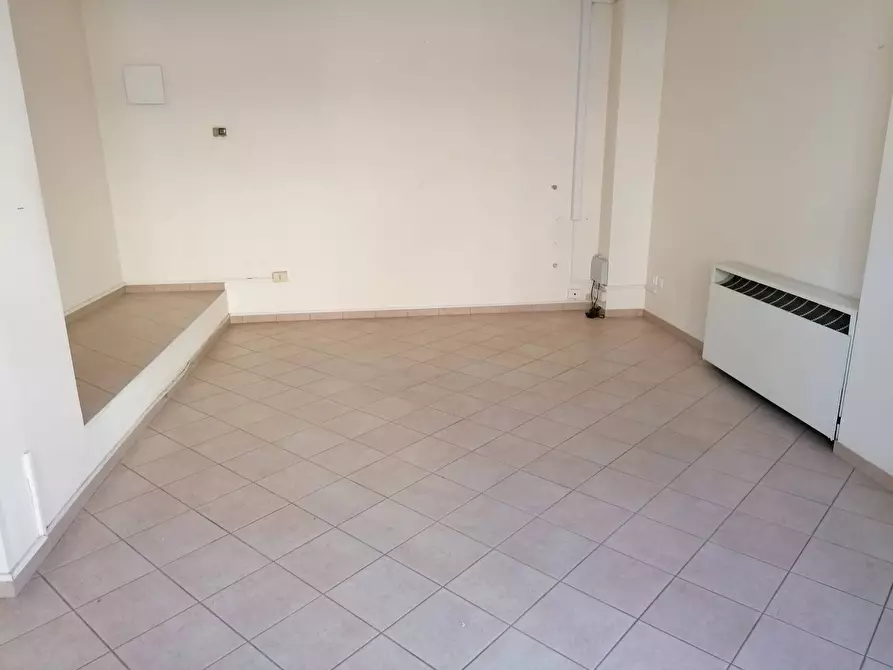 Immagine 3 di Locale commerciale in affitto  a Mantova