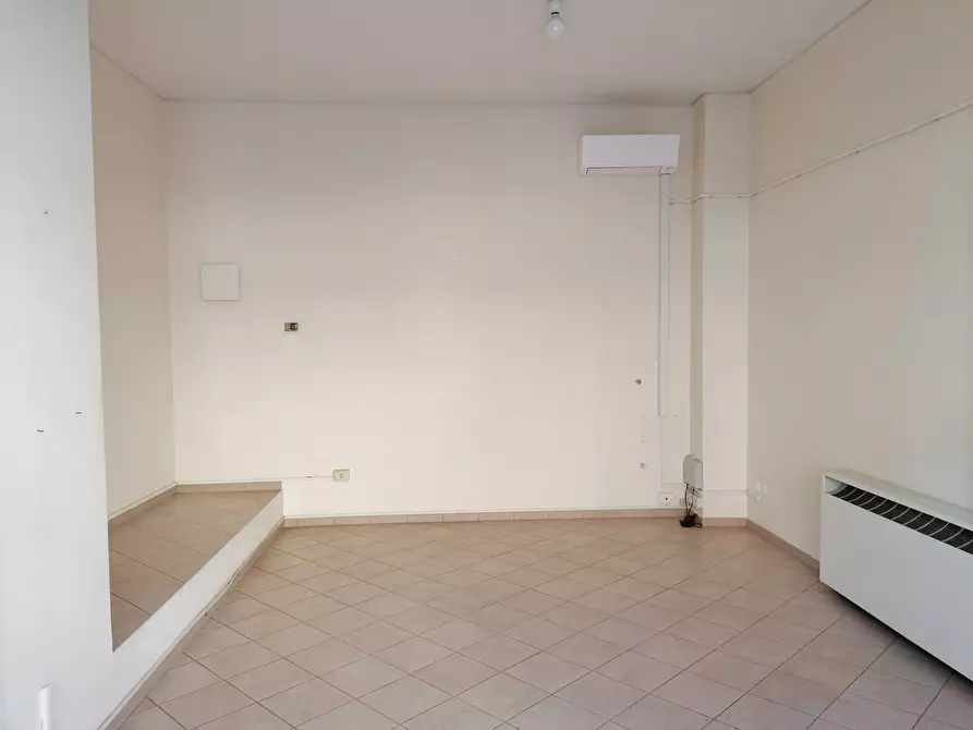 Immagine 4 di Locale commerciale in affitto  a Mantova