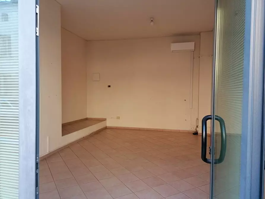 Immagine 2 di Locale commerciale in affitto  a Mantova