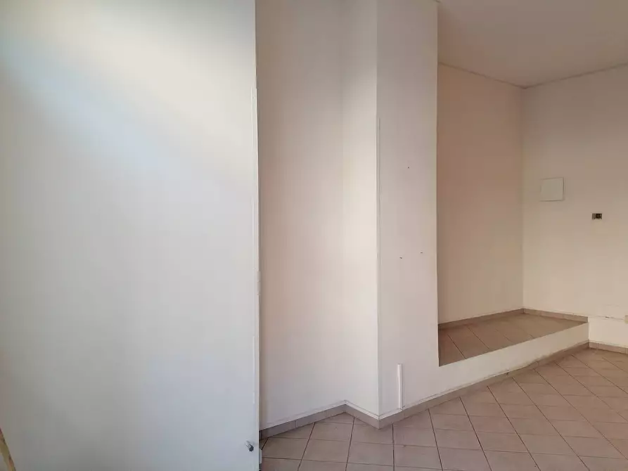 Immagine 5 di Locale commerciale in affitto  a Mantova