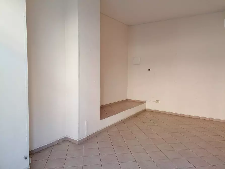 Immagine 6 di Locale commerciale in affitto  a Mantova