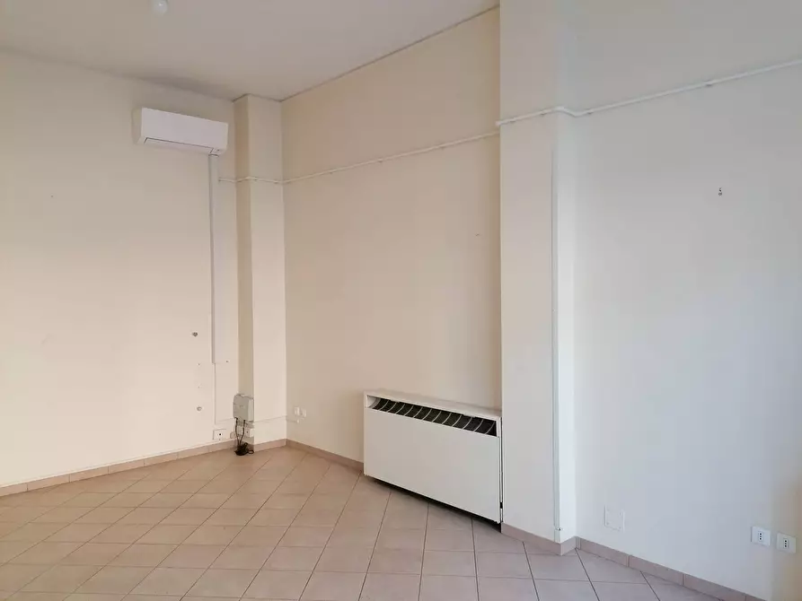 Immagine 7 di Locale commerciale in affitto  a Mantova