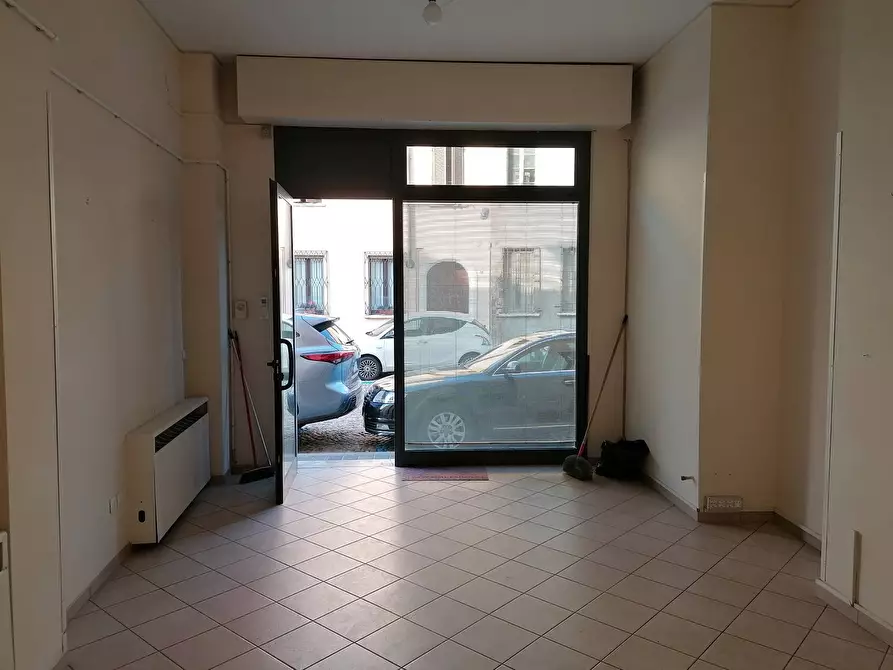 Immagine 1 di Locale commerciale in affitto  a Mantova