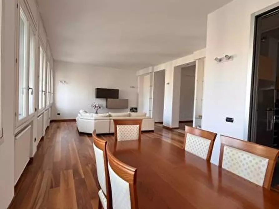 Immagine 10 di Appartamento in vendita  a Mantova