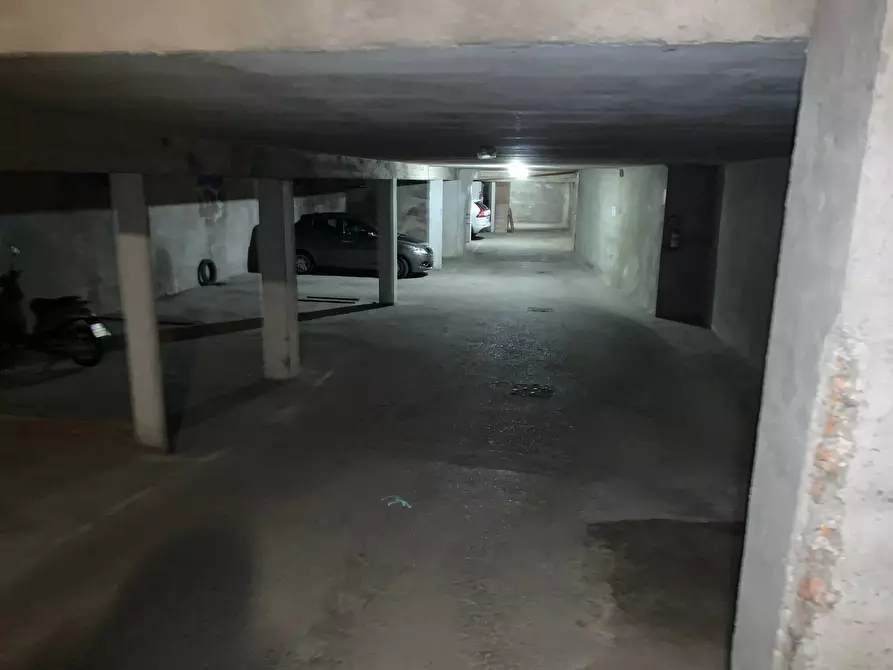 Immagine 2 di Box auto in vendita  a Mantova