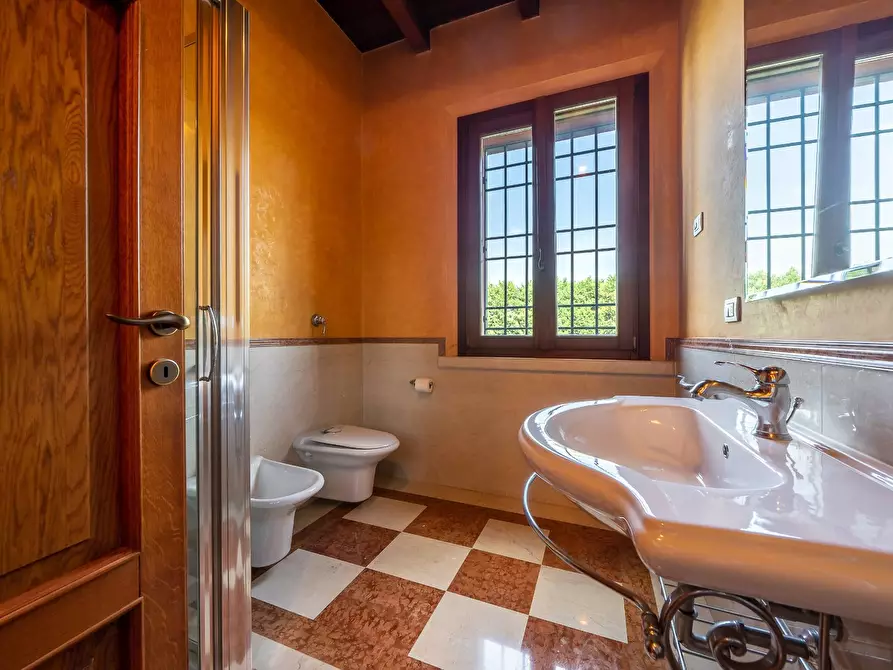 Immagine 26 di Villa in vendita  a Curtatone