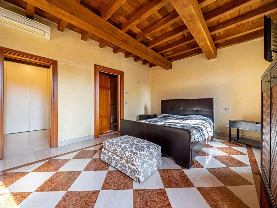 Immagine 25 di Villa in vendita  a Curtatone