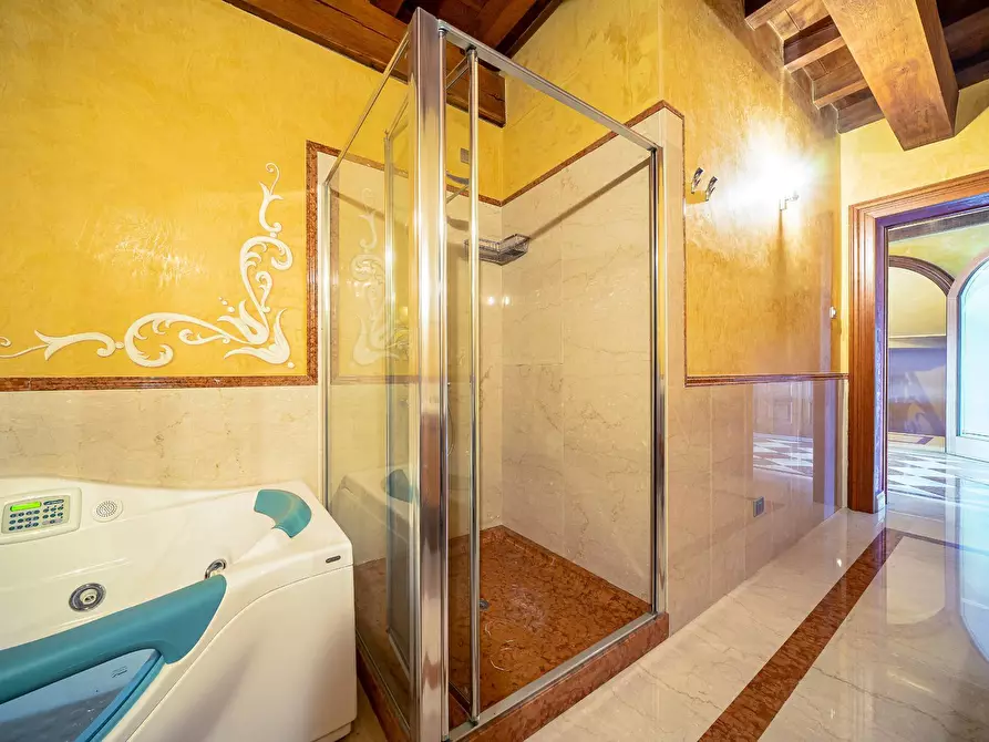 Immagine 27 di Villa in vendita  a Curtatone