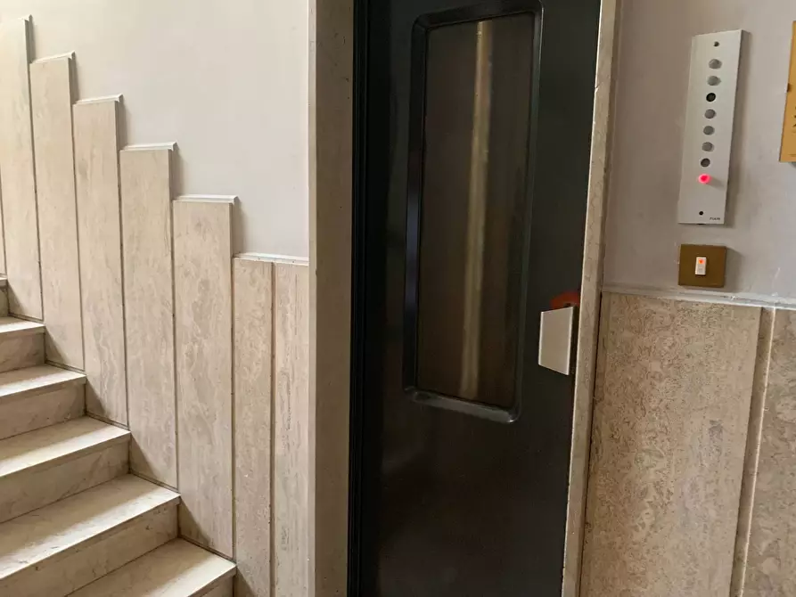 Immagine 10 di Appartamento in vendita  a Mantova