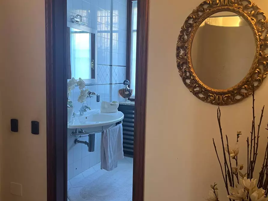 Immagine 11 di Appartamento in vendita  a Mantova