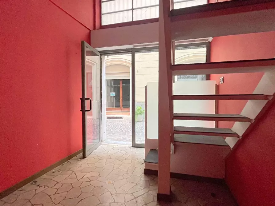 Immagine 6 di Ufficio in vendita  a Mantova