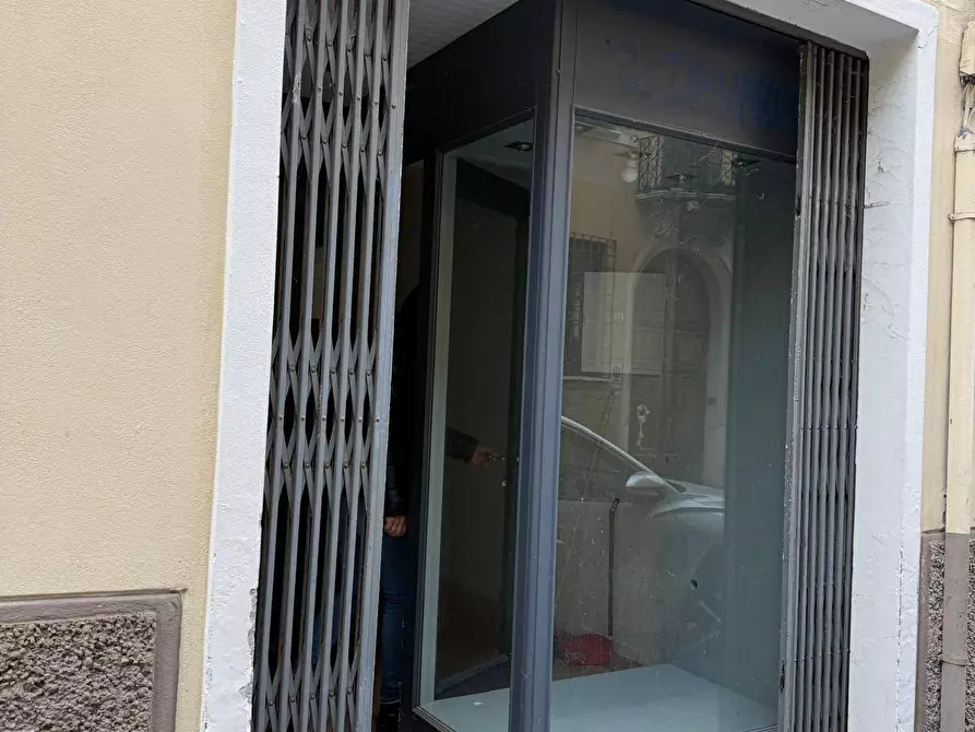 Immagine 6 di Locale commerciale in vendita  a Mantova