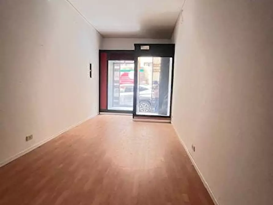 Immagine 5 di Locale commerciale in vendita  a Mantova