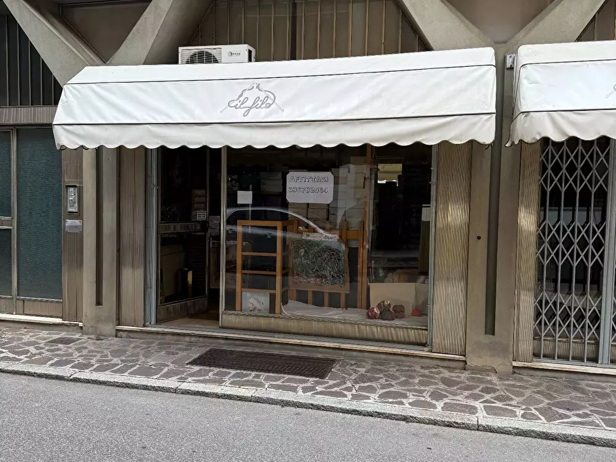 Immagine 1 di Locale commerciale in affitto  a Mantova
