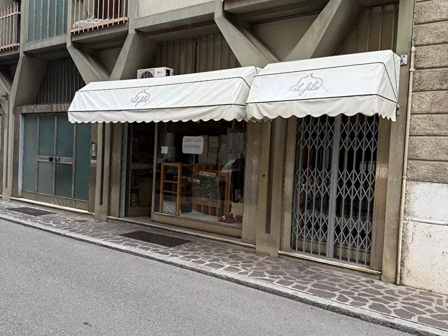 Immagine 3 di Locale commerciale in affitto  a Mantova