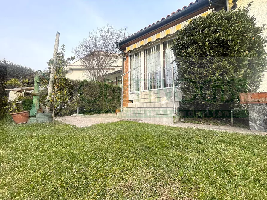 Immagine 1 di Villa in vendita  a Trezzano Sul Naviglio
