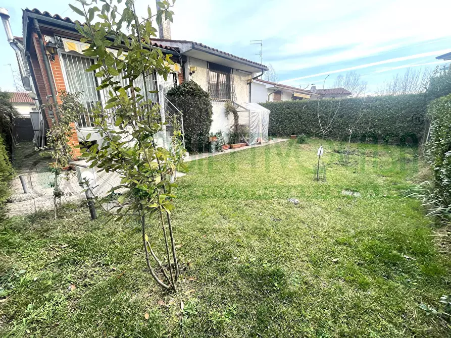 Immagine 2 di Villa in vendita  a Trezzano Sul Naviglio