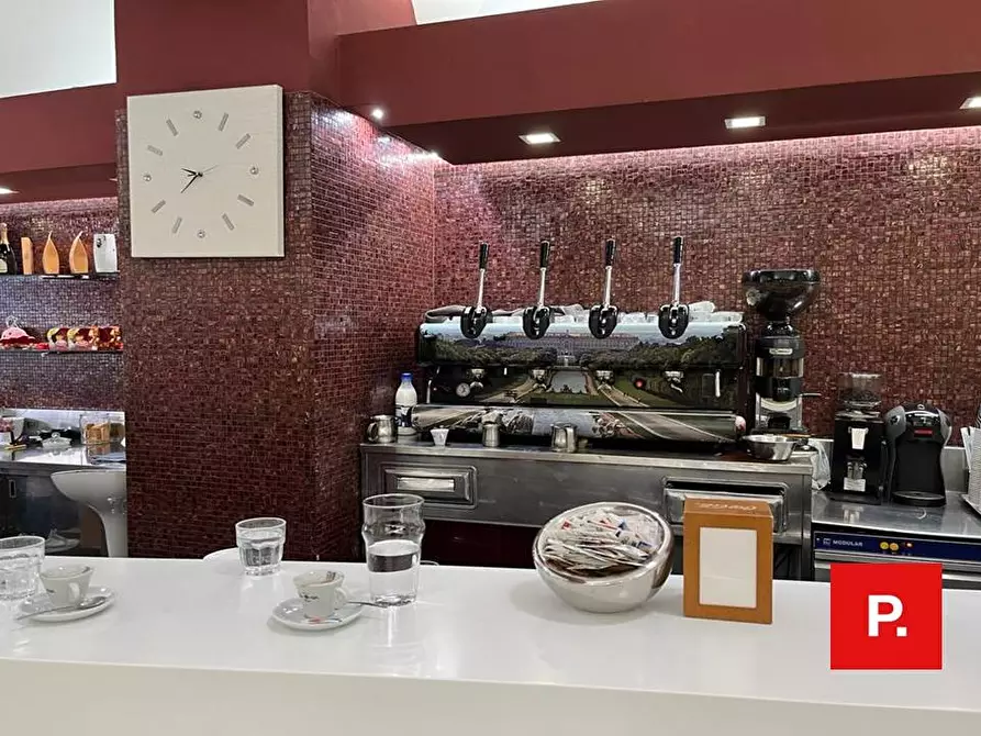 Immagine 4 di Attività commerciale in vendita  in corso trieste a Caserta