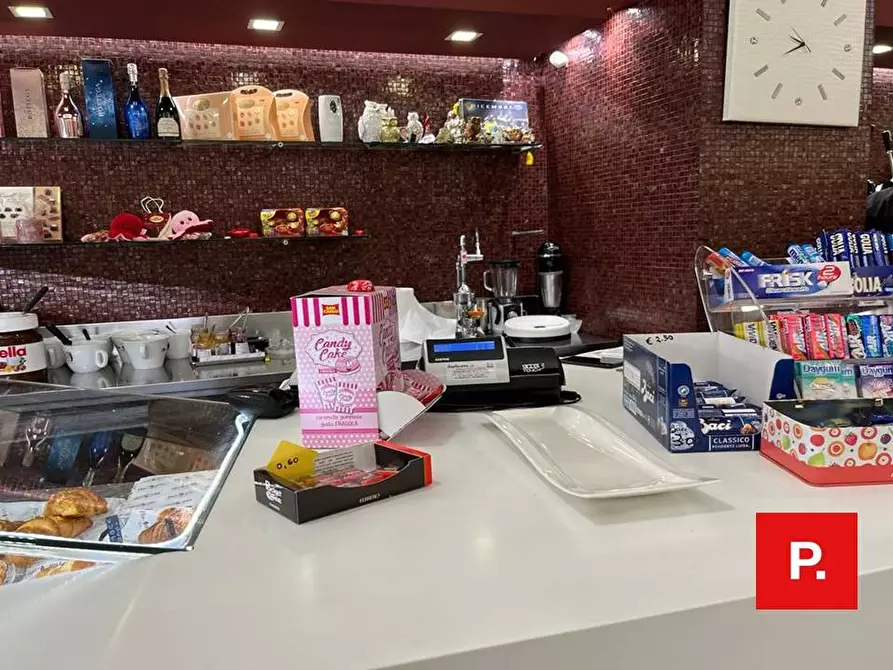 Immagine 13 di Attività commerciale in vendita  in corso trieste a Caserta