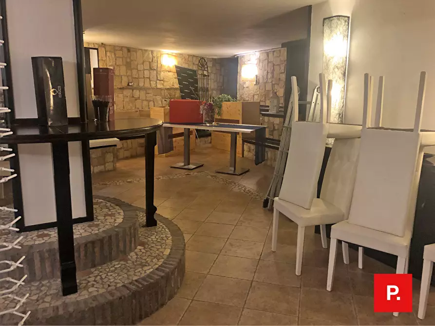 Immagine 22 di Locale commerciale in affitto  in Via Appia Antica a Recale
