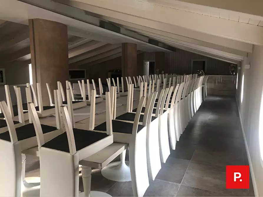 Immagine 25 di Locale commerciale in affitto  in Via Appia Antica a Recale