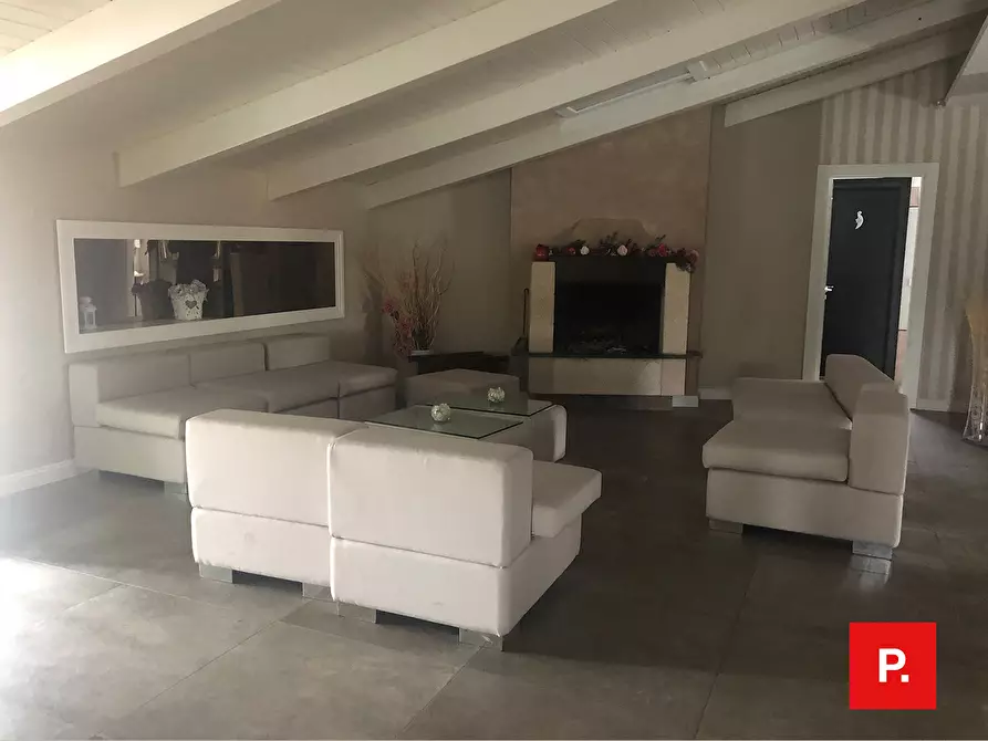 Immagine 27 di Locale commerciale in affitto  in Via Appia Antica a Recale