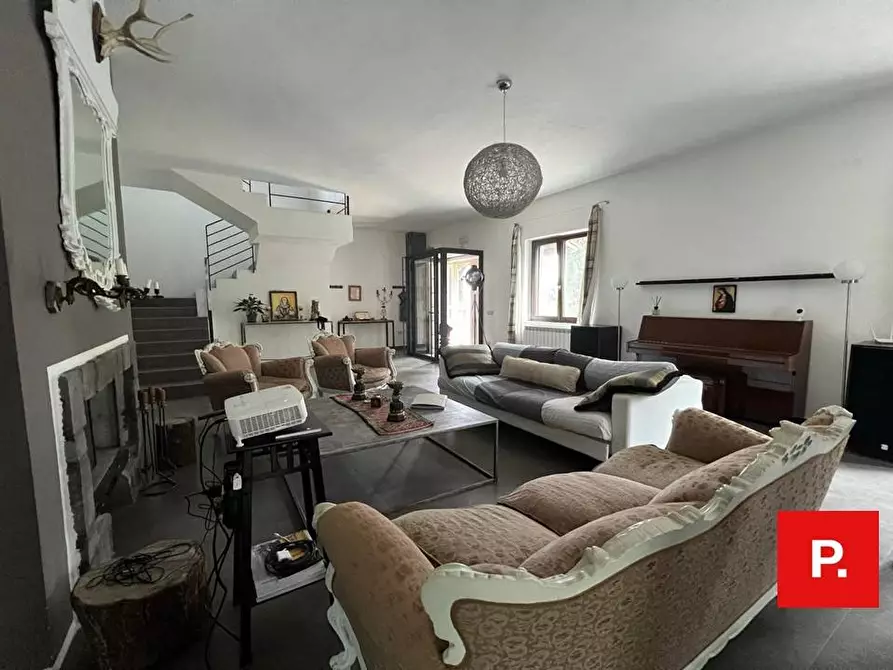Immagine 8 di Villa in vendita  in via termine a Caserta