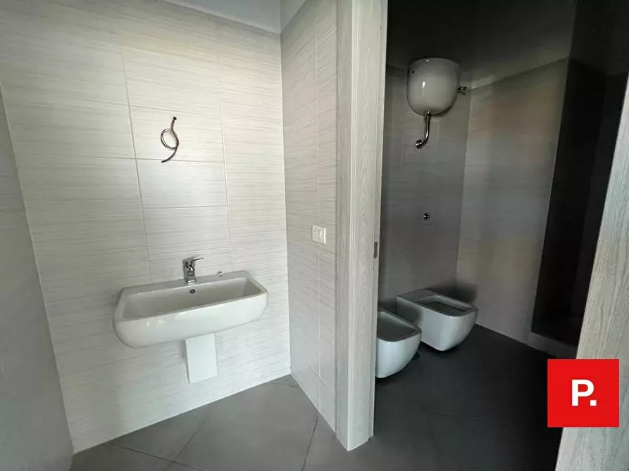 Immagine 15 di Ufficio in affitto  in via Nazionale appia a Curti