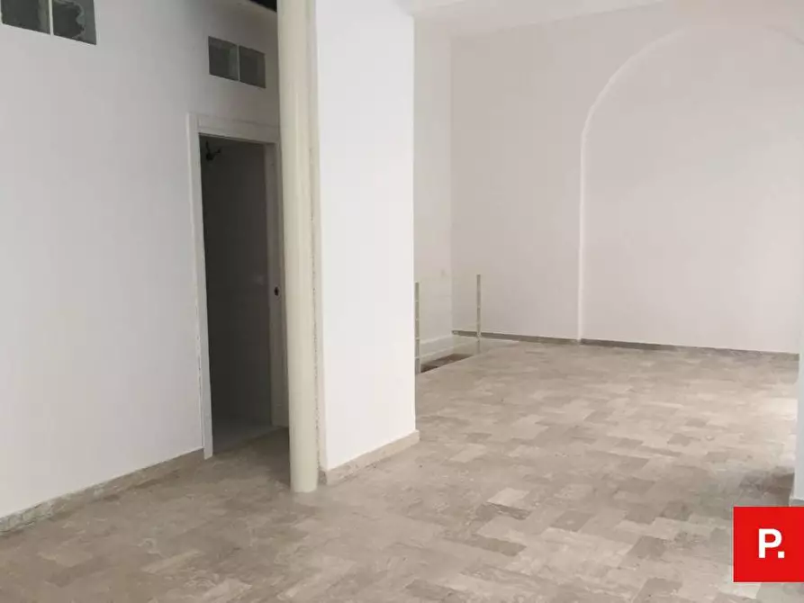 Immagine 7 di Locale commerciale in vendita  in Via Turati a Caserta