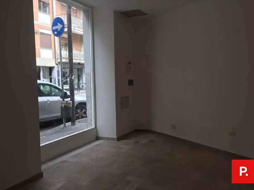 Immagine 10 di Locale commerciale in vendita  in Via Turati a Caserta