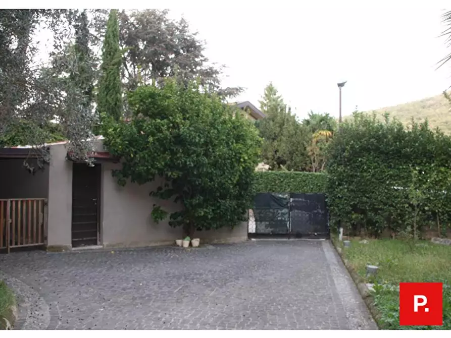 Immagine 2 di Villa in vendita  in via maria sofia di baviera a Caserta