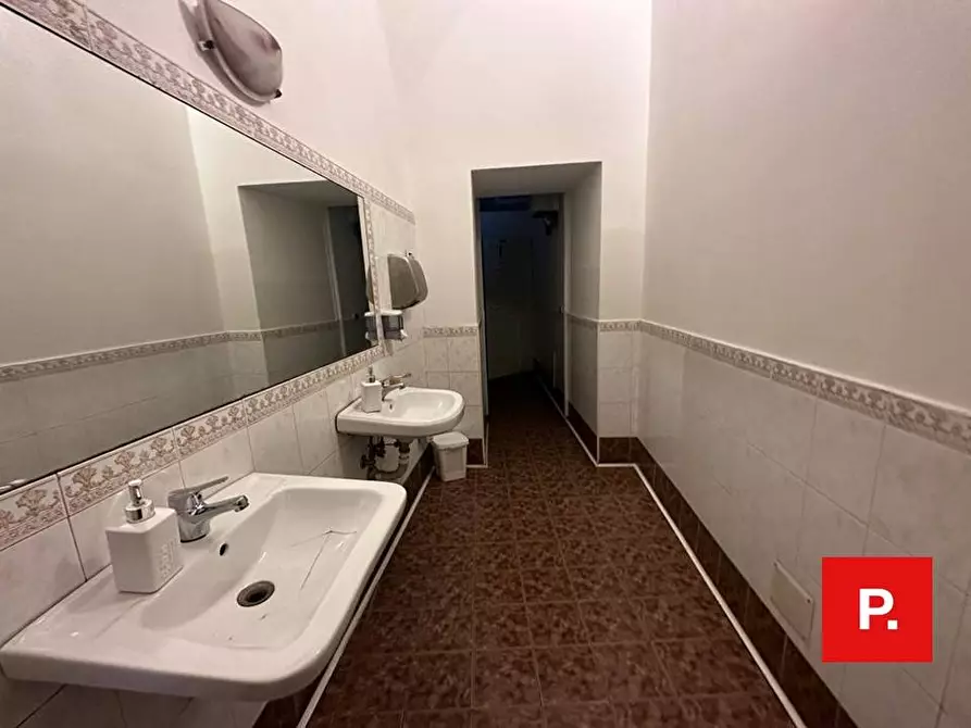 Immagine 13 di Attività commerciale in vendita  in corso Trieste a Caserta