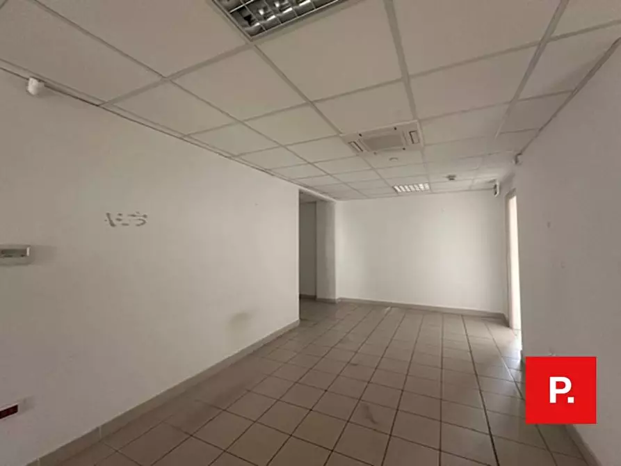 Immagine 6 di Ufficio in vendita  a Caserta