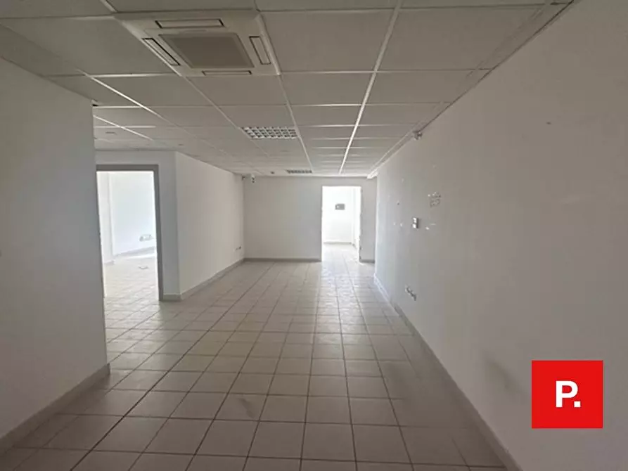 Immagine 19 di Ufficio in vendita  a Caserta