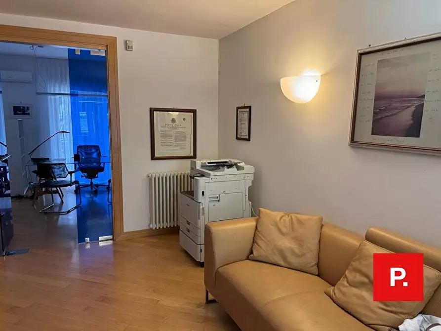 Immagine 11 di Ufficio in affitto  in via Botticelli a Caserta