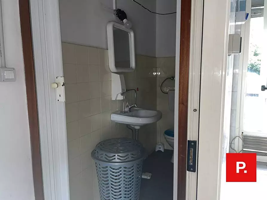 Immagine 5 di Locale commerciale in affitto  in via Ferrarecce a Caserta