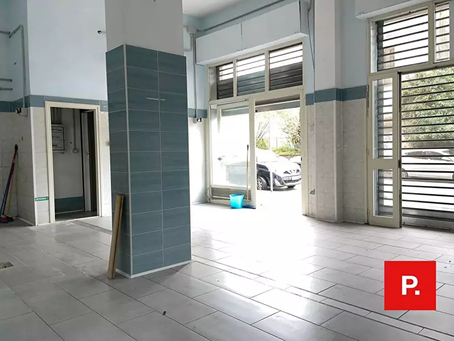 Immagine 11 di Locale commerciale in affitto  in via Ferrarecce a Caserta