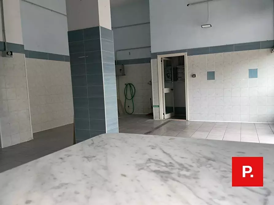 Immagine 8 di Locale commerciale in affitto  in via Ferrarecce a Caserta