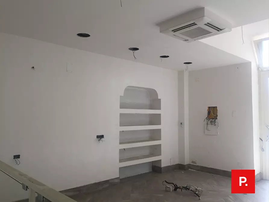 Immagine 10 di Locale commerciale in affitto  in via turati a Caserta