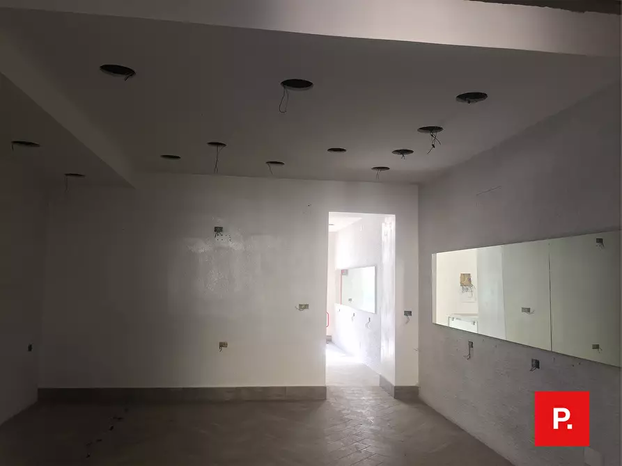 Immagine 14 di Locale commerciale in affitto  in via turati a Caserta