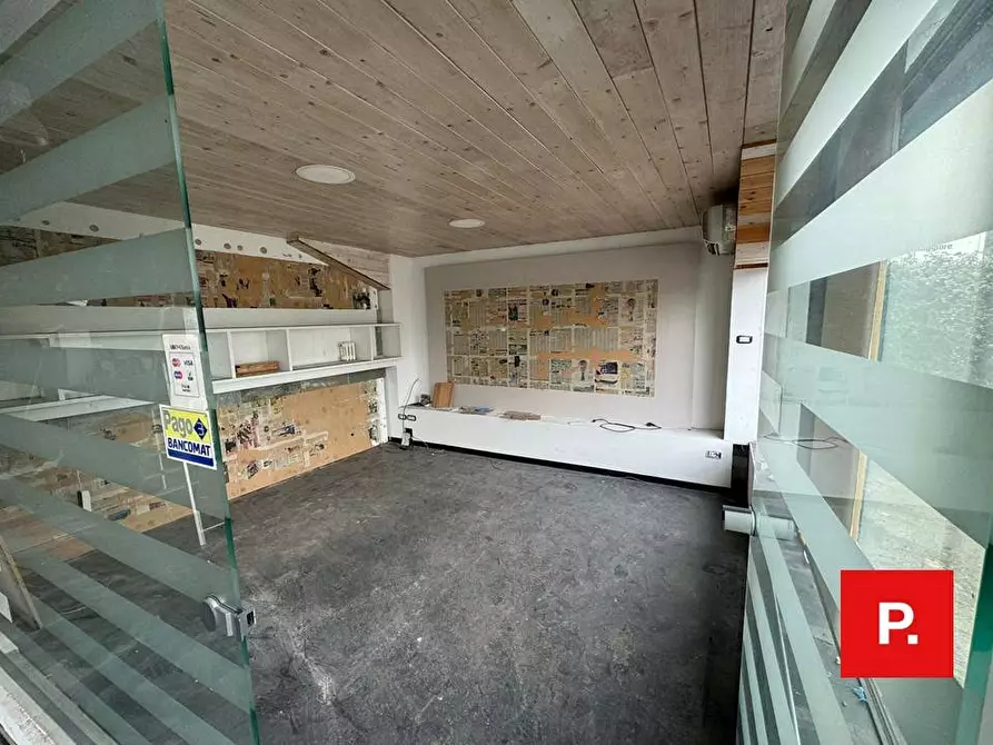 Immagine 2 di Locale commerciale in vendita  in viale Carlo III a Caserta