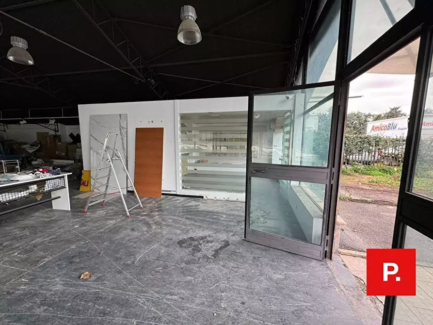 Immagine 3 di Locale commerciale in vendita  in viale Carlo III a Caserta