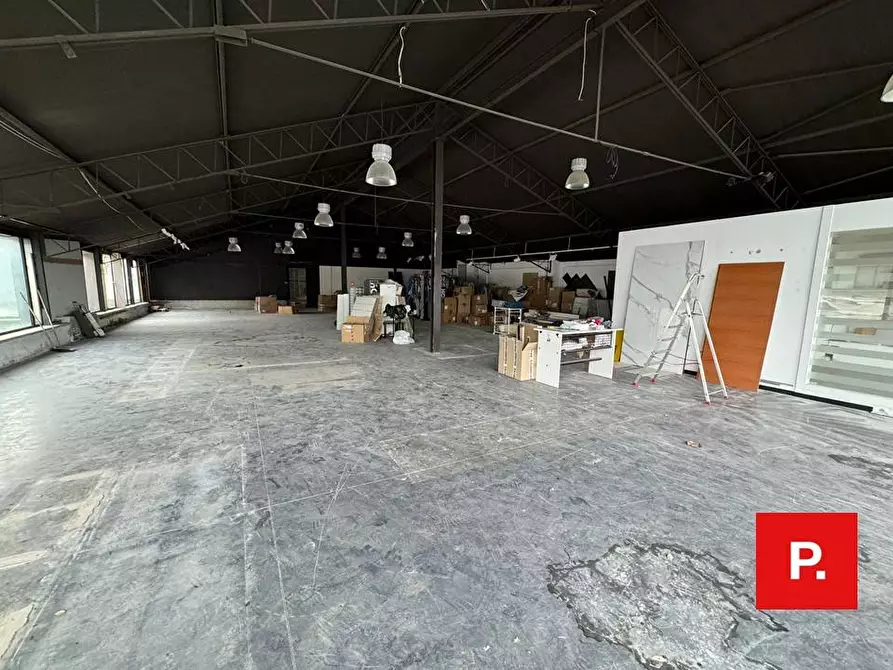 Immagine 4 di Locale commerciale in vendita  in viale Carlo III a Caserta