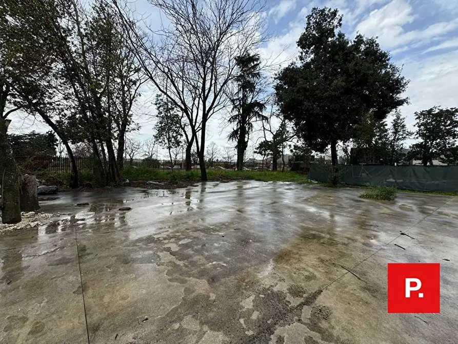 Immagine 10 di Locale commerciale in vendita  in viale Carlo III a Caserta