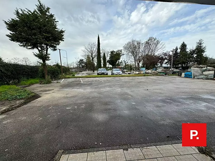 Immagine 11 di Locale commerciale in vendita  in viale Carlo III a Caserta