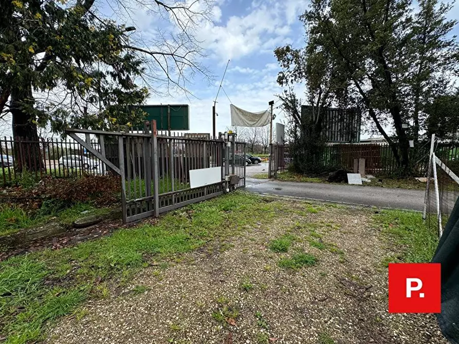 Immagine 12 di Locale commerciale in vendita  in viale Carlo III a Caserta