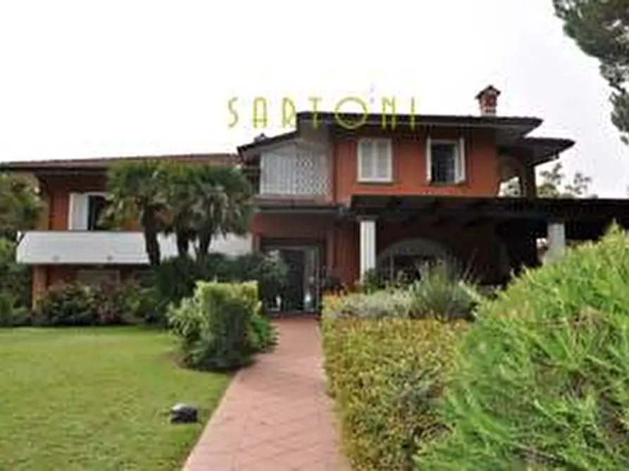 Immagine 1 di Villa in affitto  in Donati a Forte Dei Marmi