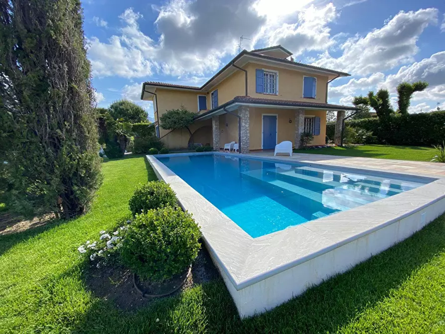 Immagine 1 di Villa in affitto  a Forte Dei Marmi